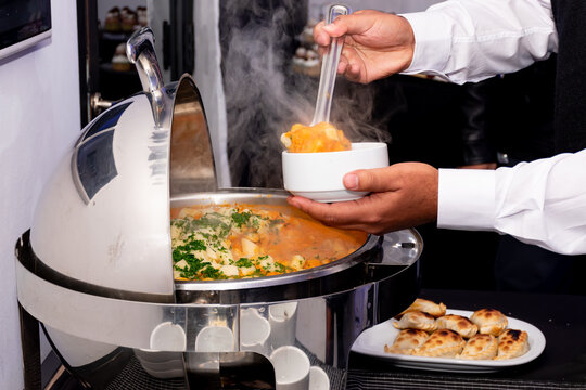 Sirviendo cazuela de pollo