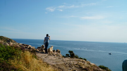 Obraz premium Taking a photo of the coast