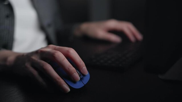 暗い部屋でパソコンを使う女性