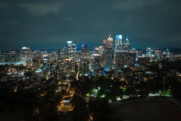 Obraz premium Night urban landscape of downtown district of Atlanta city in Georgia, USA. Skyline with brightly illuminated high skyscraper buildings in modern american megapolis