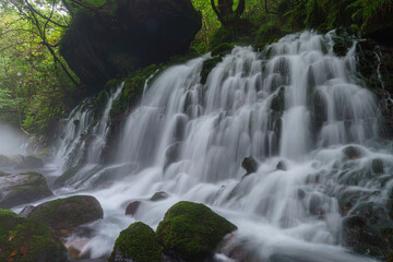Obraz premium 元滝伏流水 鳥海山山麗の幻想的な滝 秋田県にかほ市観光名所 