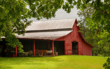 Red Barn on Farmland Near Dadeville, Alabama - obrazy, fototapety, plakaty
