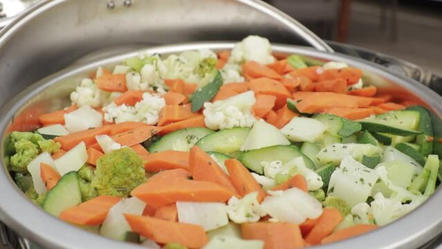 Gran tazon de vegetales en restaurante tipo bufet.
toma cerrada video de comida