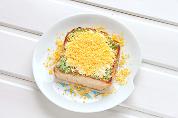 タマゴとキュウリがメインのミモザトースト