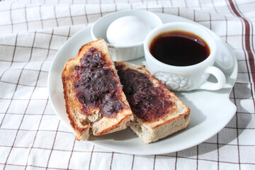 あんこをたっぷり乗せた小倉トーストのカフェプレート