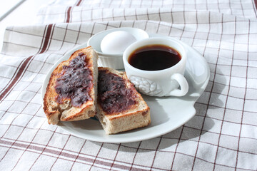 あんこをたっぷり乗せた小倉トーストのカフェプレート