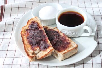 あんこをたっぷり乗せた小倉トーストのカフェプレート
