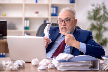 Fototapeta premium Old male employee in brainstorming concept