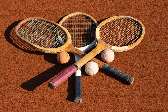 Juego de raquetas de tenis antiguas , pelotas de tenis viejas 