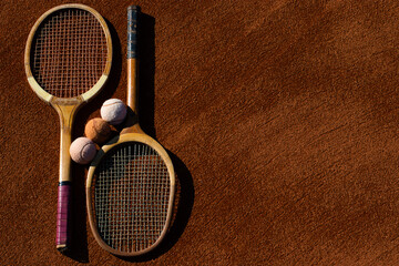 Raquetas y pelotas de tenis antiguas 
