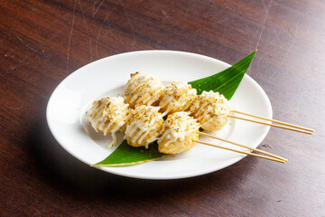 照り焼きソースとマヨネーズをかけた鶏つくね串。居酒屋や焼き鳥店の人気メニュー、お酒に合う一品料理の販促・広告用素材に。 | Grilled chicken meatballs (Tsukune) with teriyaki sauce and mayonnaise.