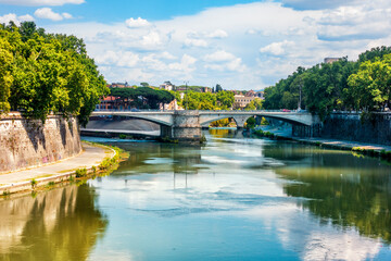 Der Ponte Garibalidi verbindet die Altstadt als viel befahrene Straßenbrücke über den Tiber mit Trastevere - obrazy, fototapety, plakaty