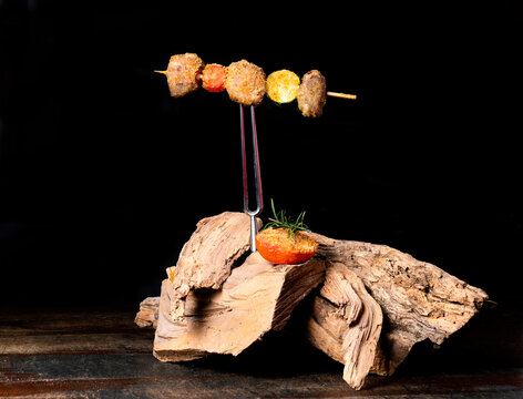 Spiedino di carne con troco di legno