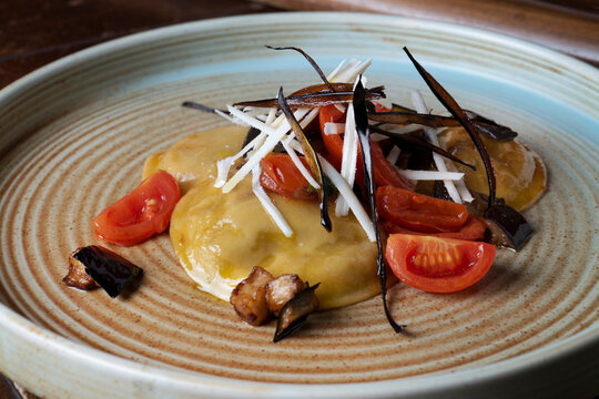 Ravioli con melanzane e pomodorini