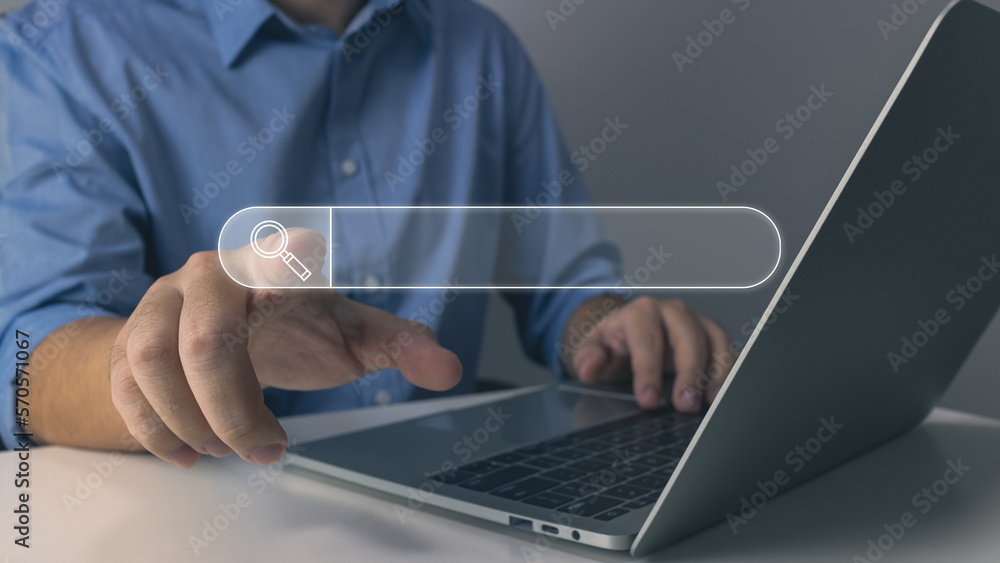 Fototapete searching browsing information data on search engine internet seo networking concept. businessman wo