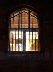 Blick in ein beleuchtetes Fenster am Abend