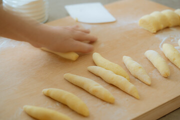 Schupfnudeln aus Kartoffelteig wuzeln