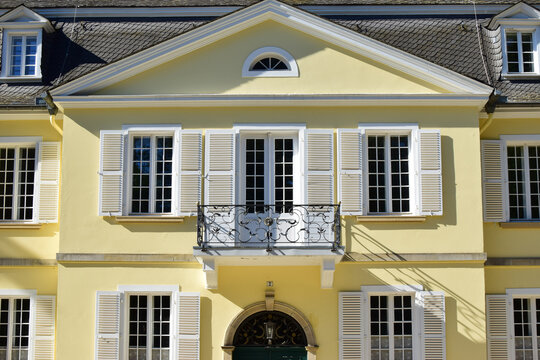 Detail einer Hausfassade des Klassizismus