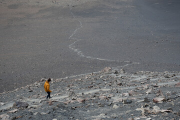 chica descendiendo una montaña en patagonia