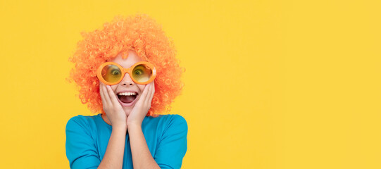 amazed selfish child girl in curly wig and party glasses, amazement. Funny teenager child in wig, party poster. Banner header, copy space. - obrazy, fototapety, plakaty
