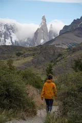 Papier Peint photo autocollant Cerro Torre chica con chubasquero amarillo en el chalten con el cerro torre de fonfo