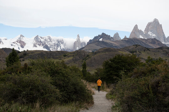 chica con chubasquero amarillo en el chalten con el cerro torre de fonfo
