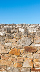 Muro de piedra rústico en zona rural