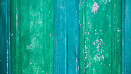 Puerta y ventana azul y verde en casa rural