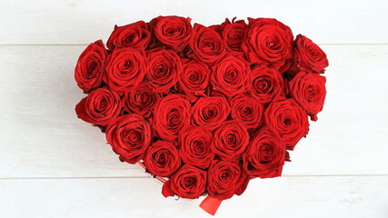 czerwone róże bukiet w kształcie serca - obrazy, fototapety, plakaty