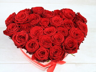 box w kształcie serca z czerwonymi różami na walentynki 