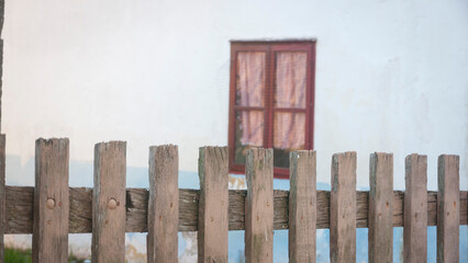 Ventana con marco de madera rojo en casa rural