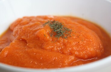 Crema de zanahorias con especias de color verde.