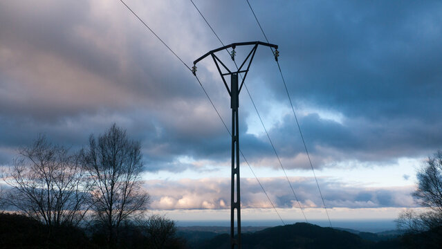 cables de electricidad en poste de hormig&oacute;n de dise&ntilde;o cl&aacute;sico