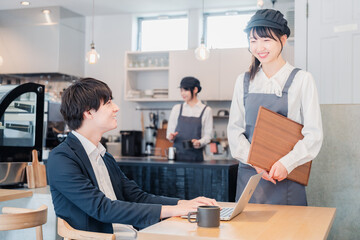 笑顔で働くカフェスタッフ