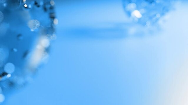 Fondo azul de mol&eacute;culas esf&eacute;ricas en movimiento con bokeh