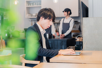 カフェでリモートワークをする男性