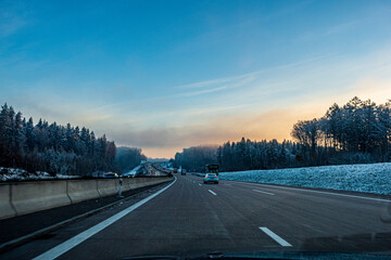 Sonnenaufgang auf der winterlichen Autobahn (Stuttgart - München, BAB 8), trockene, salzbelegte...
