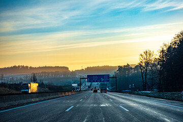 Sonnenaufgang auf der winterlichen Autobahn (Stuttgart - München, BAB 8), trockene, salzbelegte...