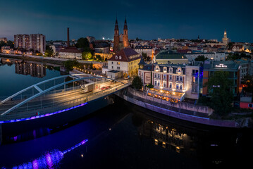 Opole (Polska) widok z lotu ptaka z katedrą i Starym Miastem w nocy