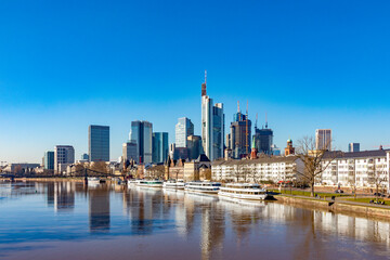 Fototapeta na wymiar view to skyline of Frankfurt with river Main