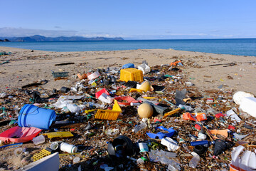 美しい水晶浜に漂着する海のゴミ