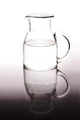 水が入ったガラスのピッチャー