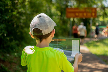 niño mirando mapa en sendero Iguazú