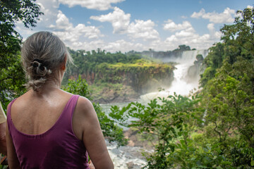 mujer mirando las cataratas del Iguazú