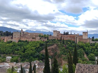 Obraz premium view from albaicin of The Alhambra palace and fortress complex in Granada, Andalusia, Spain