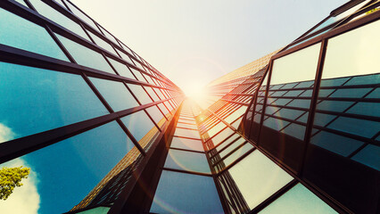 Modernes Geb&auml;ude mit Blick nach oben