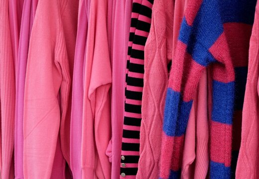 Bunte Pullover und Sweater von der Kleiderstange