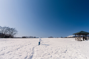 一面の雪の中を歩く