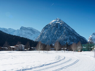 Pertisau am Achensee in Tirol. Langlaufloipen und Winterwanderweg am Fuße der schneebedeckten...