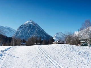 Pertisau am Achensee in Tirol. Langlaufloipen und Winterwanderweg am Fuße der schneebedeckten Dristenkopf
